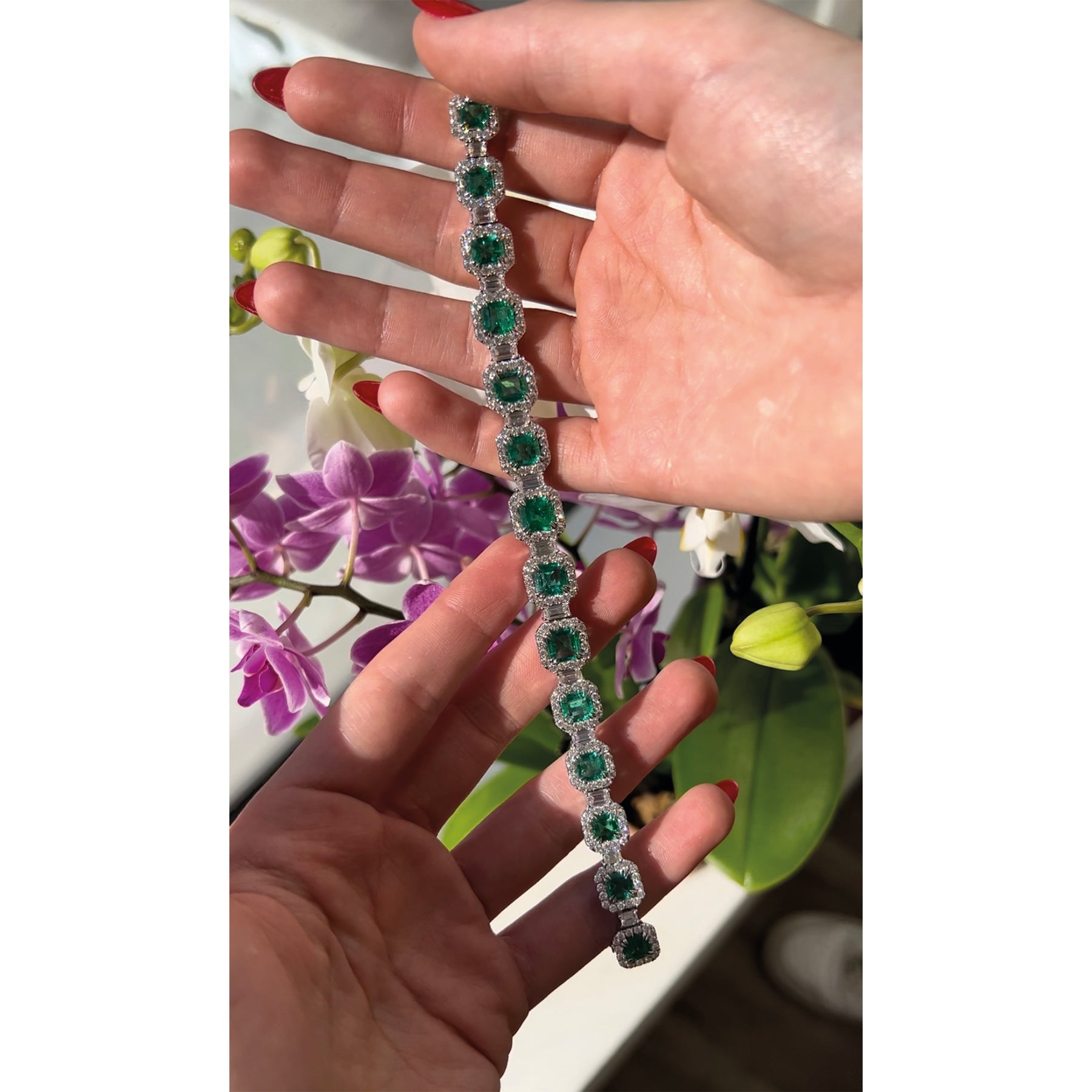 18K 19.55 Ct Green Emerald and Emerald Cut Bracelet
