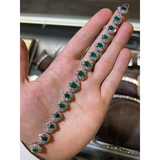 18K 18.76 Ct Green Emerald Match Bracelet